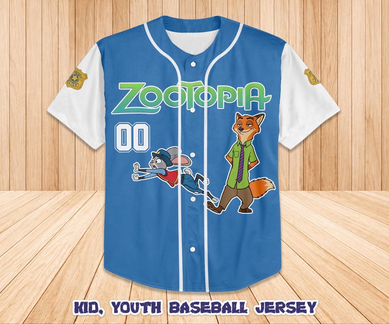 Peut inclure: Un maillot de baseball bleu avec des manches blanches, orn&eacute; de personnages et du mot "Zootopia". Le maillot a une fermeture boutonn&eacute;e et le num&eacute;ro "00". Le texte "Kid, Youth Baseball Jersey" est en bas.