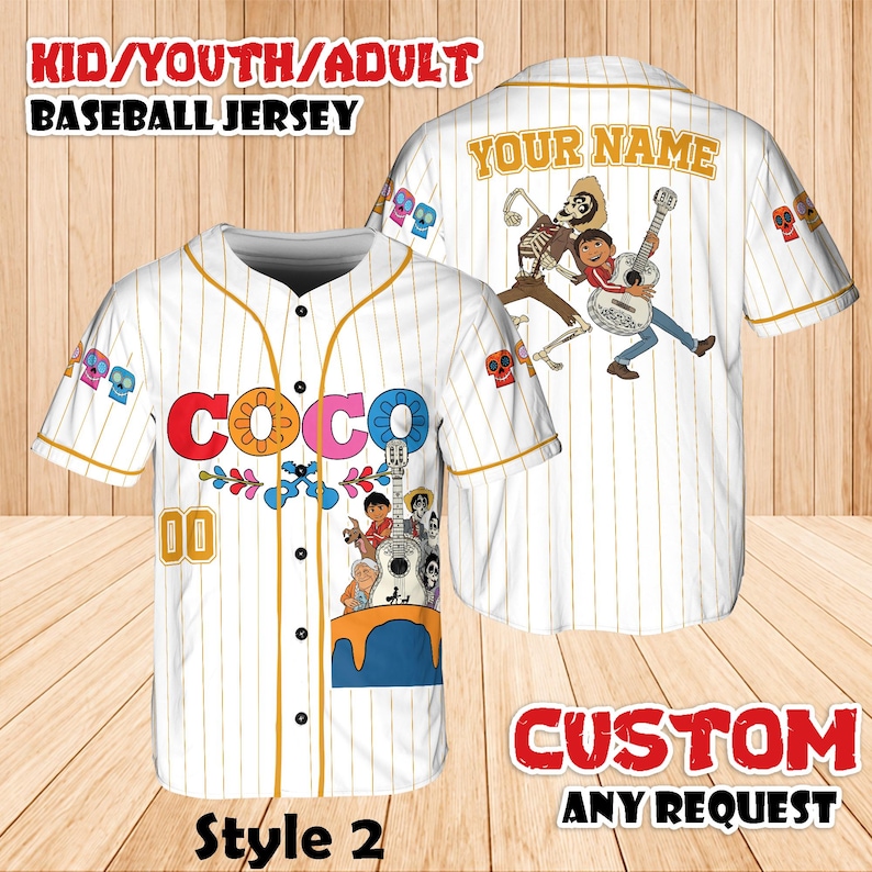 Peut inclure: Maillot de baseball blanc &agrave; rayures verticales dor&eacute;es, avec le mot "COCO" en lettres color&eacute;es et le num&eacute;ro "00". Le maillot pr&eacute;sente un graphisme de personnages de dessins anim&eacute;s et le texte "KID/YOUTH/ADULT BASEBALL JERSEY". Le dos du maillot indique "YOUR NAME".
