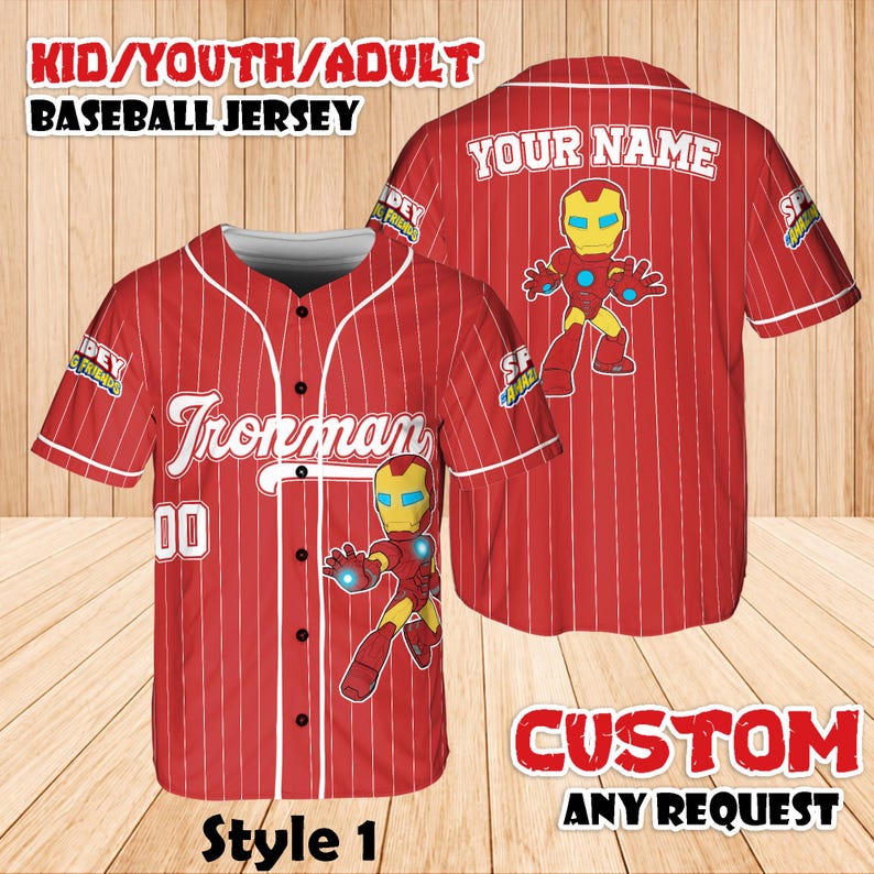 K&ouml;nnte beinhalten: Rotes Baseball-Trikot mit wei&szlig;en Nadelstreifen, mit einer Iron Man-Grafik. Das Trikot enth&auml;lt den Text "Ironman" und "00" auf der Vorderseite und "YOUR NAME" auf der R&uuml;ckseite. Das Trikot ist mit "Style 1" und "CUSTOM ANY REQUEST" gekennzeichnet.