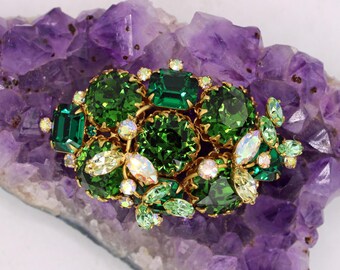 Broche de racimo Aurora Boreal de cristal verde Hobé de mediados de siglo