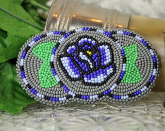 Blauwe Shoshone roos met kralen op leren haarspeldje