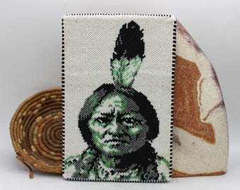 Retrato de toro corriendo con cuentas de semillas de nativos americanos y respaldo de cuero.