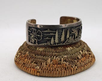 Pulsera tipo brazalete con revestimiento de plata esterlina y diseño narrador de Bennett Kagenvema