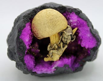 Robert Mandle goudkleurige figurale paddenstoel met slapende elfenbroche