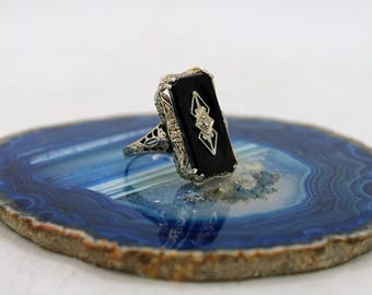 Anillo Art Déco de oro blanco de 14 quilates con incrustaciones de ónix negro y diamantes.