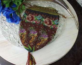 Avondtasje/portemonnee met trekkoord en bloemenglas begin 1900