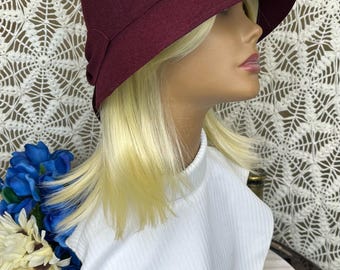 Hoed uit de jaren 90 uit de jaren 20: wollen pruimkleurige clochehoed