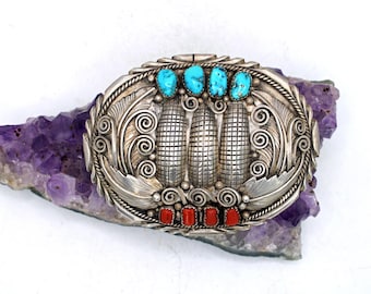 Hebilla de cinturón Navajo de plata esterlina con turquesa y coral, firmada por BL, con forma de espiga de maíz.