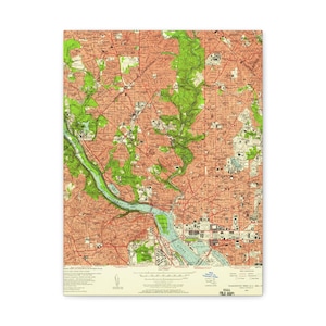 Op de afbeelding: Een vintage kaartafdruk met een gedetailleerd topografisch beeld. De kaart toont een stad met een rivier, met tinten rood, groen en blauw. De afdruk heeft een klassieke, verouderde esthetiek, perfect voor woondecoratie.