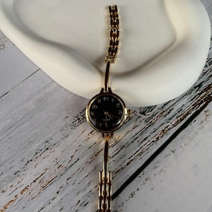 Reloj de pulsera elegante y ajustable con esfera romana vintage de oro para mujer, ideal para el Día de la Madre.