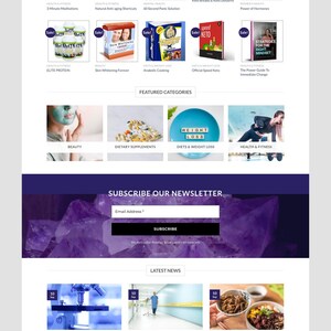 Op de afbeelding: Een handgemaakt houten bord met de tekst "Welcome to our home" in een handgeschreven stijl. Het bord is wit geschilderd met een donker gebeitste houten lijst. Een kleine groene plant staat op het bord.