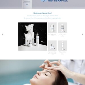 Op de afbeelding: Een set van drie keramische mokken met een gespikkelde, matte afwerking. De mokken zijn in cr&egrave;me, lichtgrijs en donkergrijs. Elke mok heeft een eenvoudig, modern ontwerp en een afgeronde handgreep.