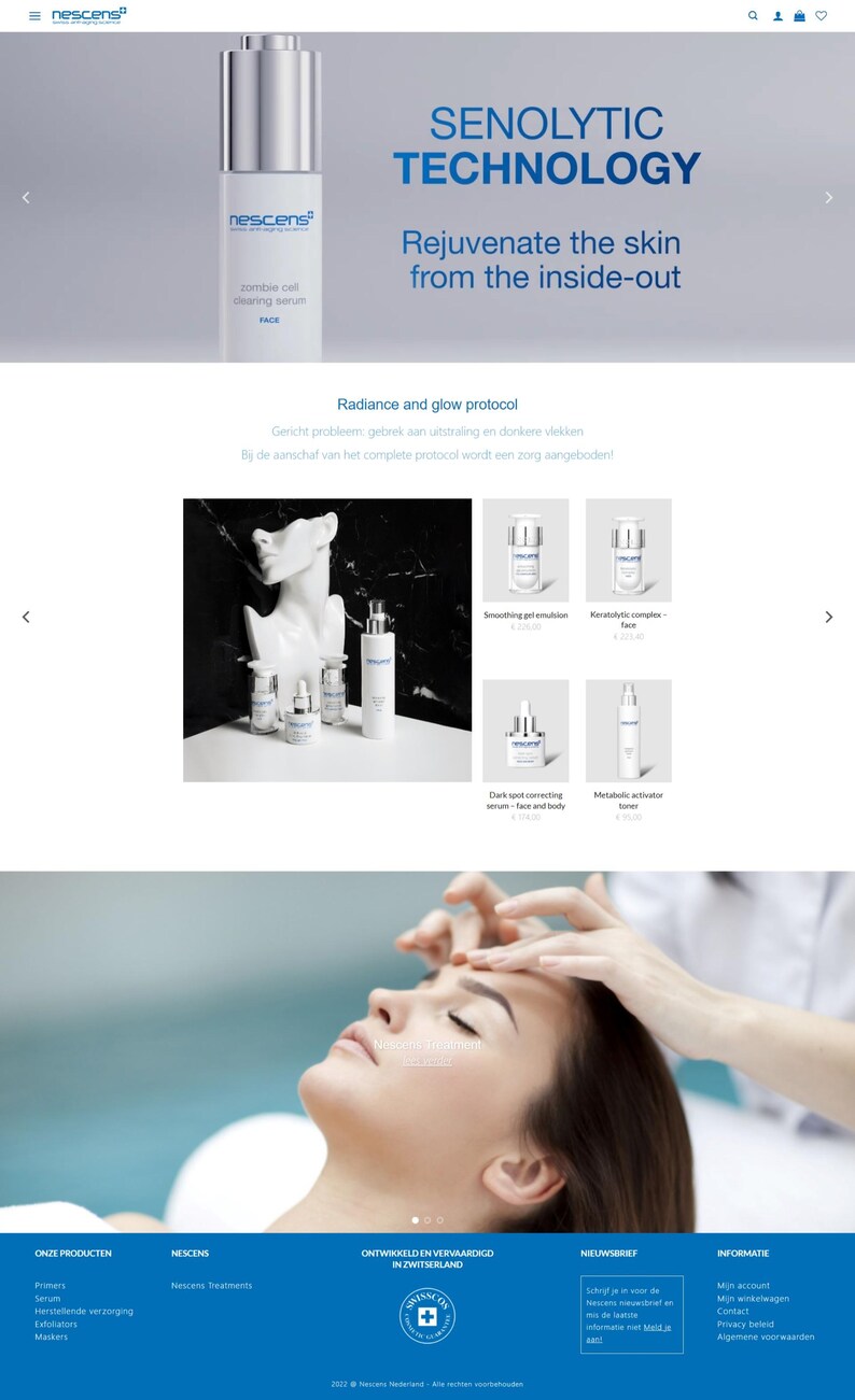 Op de afbeelding: Een set van drie keramische mokken met een gespikkelde, matte afwerking. De mokken zijn in cr&egrave;me, lichtgrijs en donkergrijs. Elke mok heeft een eenvoudig, modern ontwerp en een afgeronde handgreep.