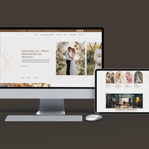 Op de afbeelding: Een rustiek houten bord met de tekst "Welcome to our home" in witte letters. Het bord heeft een verweerde afwerking en een eenvoudig, uitnodigend ontwerp, ideaal voor een veranda of entree.