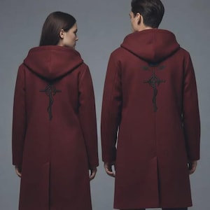 以下が含まれることがあります： 背中に黒い刺繍模様が入った、2着のバーガンディ色のフード付きコート。コートは膝丈まであり、シンプルでクラシックなデザインです。画像は後ろから撮影されており、2人の人物がコートを着ています。