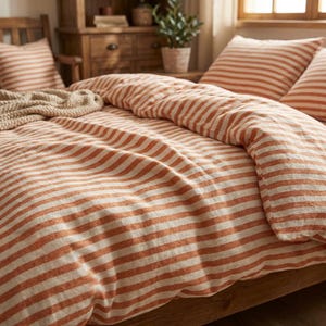 Set copripiumino in cotone biologico con federe, tessuto morbido di cotone a righe arancioni.