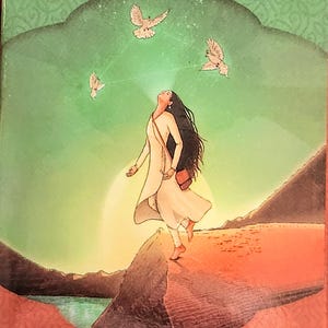 Può includere: La scatola del mazzo di tarocchi Sufi presenta un'illustrazione di una donna con lunghi capelli neri, le braccia alzate, che guarda tre colombe bianche. Il titolo del mazzo e il nome dell'autore, Ayeda Husain, sono stampati.