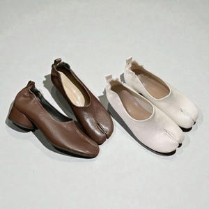 Può includere: Un cartello in legno rustico con la scritta "Welcome to our home" in lettere bianche. Il cartello presenta una finitura invecchiata e un design semplice e invitante, ideale per l'arredamento dell'ingresso.