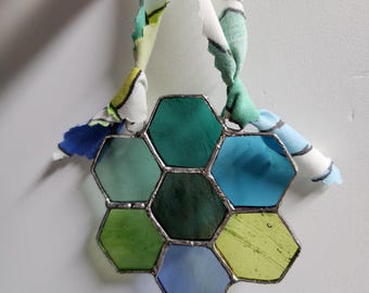 Atrapasol de flores en forma de panal de vidrio coloreado