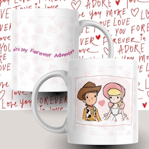K&ouml;nnte beinhalten: Wei&szlig;e Keramik-Tasse mit einer Cartoon-Illustration von Woody und Bo Peep. Die Tasse hat einen rosa Rand um das Bild und einen Henkel. Der Hintergrund hat ein Muster aus Herzen und die Worte "We're my Forever Adventure".