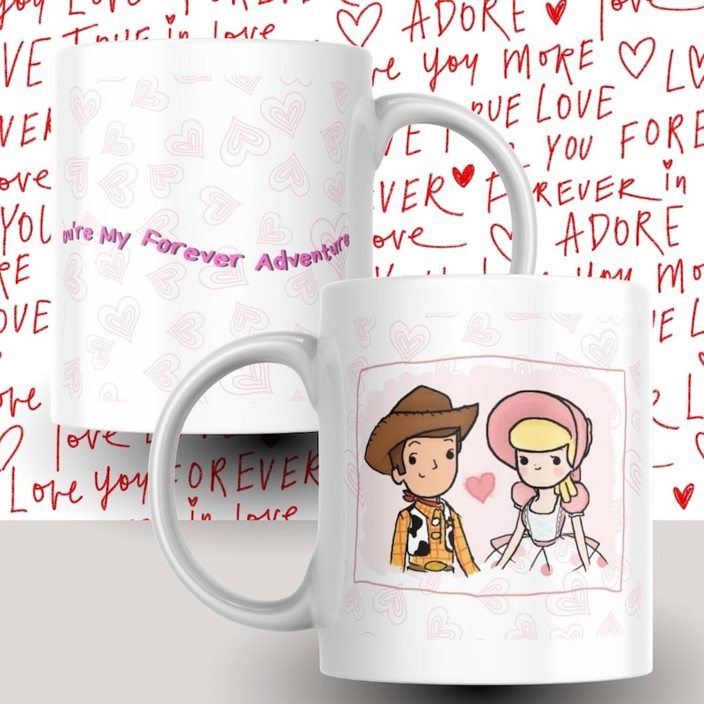 K&ouml;nnte beinhalten: Wei&szlig;e Keramik-Tasse mit einer Cartoon-Illustration von Woody und Bo Peep. Die Tasse hat einen rosa Rand um das Bild und einen Henkel. Der Hintergrund hat ein Muster aus Herzen und die Worte "We're my Forever Adventure".