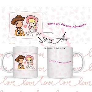K&ouml;nnte beinhalten: Wei&szlig;e Keramik-Tasse mit einer Cartoon-Illustration eines Cowboys und eines M&auml;dchens mit dem Text "You're My Forever Adventure". Das Design umfasst rosa Herzen und die Worte "Creative Design".