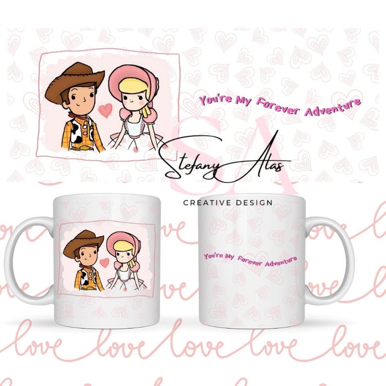 K&ouml;nnte beinhalten: Wei&szlig;e Keramik-Tasse mit einer Cartoon-Illustration eines Cowboys und eines M&auml;dchens mit dem Text "You're My Forever Adventure". Das Design umfasst rosa Herzen und die Worte "Creative Design".