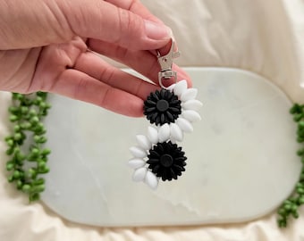 Black & White Daisy Silicone Bead Keyring, Floral Keychain, Gift for Her
