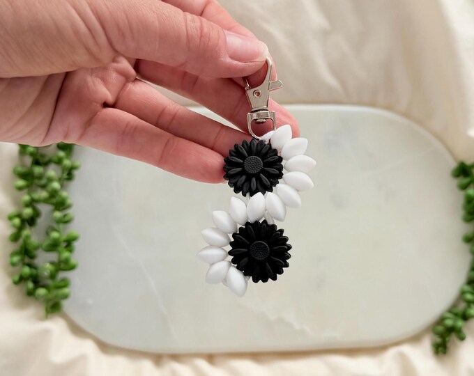 Black & White Daisy Silicone Bead Keyring, Floral Keychain, Gift for Her