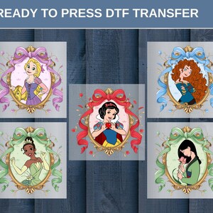 Op de afbeelding: Een set van drie keramische mokken met een gespikkelde, matte afwerking. De mokken zijn in cr&egrave;me, lichtgrijs en donkergrijs. Elke mok heeft een eenvoudig, minimalistisch ontwerp.