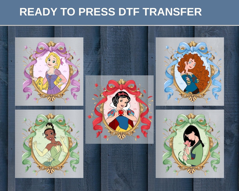 Op de afbeelding: Een set van drie keramische mokken met een gespikkelde, matte afwerking. De mokken zijn in cr&egrave;me, lichtgrijs en donkergrijs. Elke mok heeft een eenvoudig, minimalistisch ontwerp.