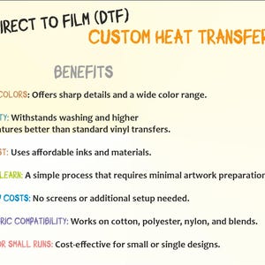 Op de afbeelding: Een grafische afbeelding die Direct to Film (DTF) warmteoverdracht promoot. Tekst benadrukt voordelen: levendige kleuren, duurzaamheid, lage kosten, gemakkelijk te leren, geen opstartkosten, brede stofcompatibiliteit en ideaal voor kleine oplagen. Achtergrond is lichtgeel.
