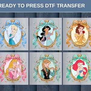Op de afbeelding: Zes DTF (Direct to Film) transferontwerpen met cartoonprinsessen. Elke prinses is omlijst in een ovaal met een gouden sierlijke rand, een lint en bloemaccenten. De tekst "READY TO PRESS DTF TRANSFER" staat bovenaan.