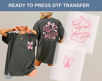 Transfert DTF L'endroit le plus magique sur terre de Disney, nœud papillon château Walt Disney World, coeurs roses, étoiles, thème parc magique, t-shirt Disney