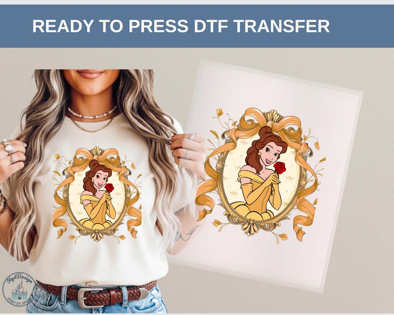 Op de afbeelding: Een cr&egrave;mekleurig T-shirt met een DTF-transfer van een cartoonprinses in een gouden lijst, met een rode roos. De woorden "READY TO PRESS DTF TRANSFER" staan bovenaan. De prinses draagt een gele jurk en handschoenen.