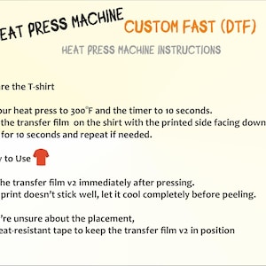 Op de afbeelding: Instructies voor het gebruik van een hittepersmachine voor aangepaste DTF (Direct to Film) printen. De tekst bevat stappen voor het voorbereiden van een t-shirt, het instellen van de hittepers op 149&deg;C en het persen gedurende 10 seconden. Het geeft ook richtlijnen voor het verwijderen van de transferfolie.