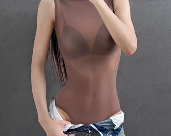 Body sin mangas de malla transparente con cuello alto y corte ajustado.