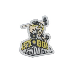 Puede incluir: Parche bordado con un trabajador de la construcción con un martillo, usando un casco. El parche tiene el texto "LET'S GO PURDUE" en amarillo y negro. El parche está delineado en blanco.