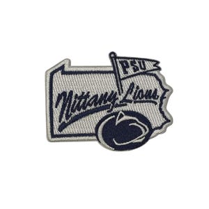 Pode incluir: Patch bordado em forma da Pensilvânia, com as palavras "Nittany Lions" e "PSU" numa bandeira. O patch inclui o logótipo da Penn State em azul marinho e branco.