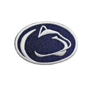 Pode incluir: Patch bordado oval com o logotipo do Nittany Lion da Penn State. O patch tem um fundo azul marinho, uma contorno branco e uma cabeça de leão Nittany branca. Ideal para roupas ou acessórios.