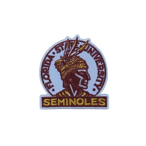 Puede incluir: Parche bordado con el logotipo de la Universidad Estatal de Florida. El diseño incluye un perfil de un guerrero Seminole en granate y dorado, rodeado por un emblema circular con las palabras "Florida State University" y la palabra "Seminoles" debajo.