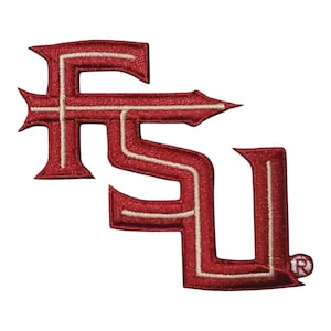 Puede incluir: Parche bordado con las letras "FSU" en rojo granate con un contorno blanco. El parche tiene una apariencia texturizada y un pequeño símbolo de marca registrada.