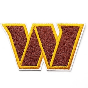 Puede incluir: Parche bordado con la letra "W" en color burdeos, con borde dorado y reverso blanco. El parche tiene un aspecto texturizado y está diseñado para coser o planchar sobre tela.