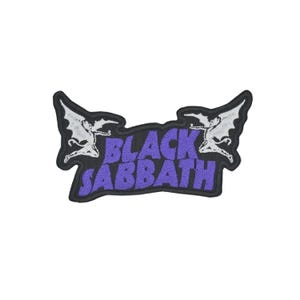 Puede incluir: Parche bordado con la inscripción "BLACK SABBATH" en morado, con un borde negro. El diseño incluye dos figuras aladas blancas a ambos lados del texto. Ideal para personalizar prendas y accesorios.