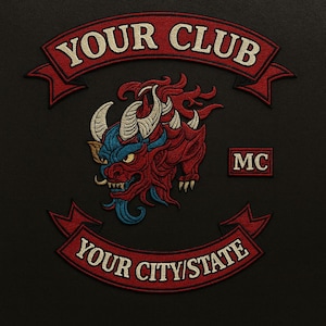 Puede incluir: Parche bordado con un diseño de dragón rojo, azul y crema. El parche presenta el texto "YOUR CLUB" encima del dragón y "YOUR CITY/STATE" debajo. Las letras "MC" están en un pequeño recuadro.