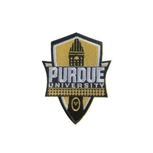 Puede incluir: Parche bordado con el logotipo de la Universidad de Purdue. El parche tiene forma de escudo con una combinación de colores dorados y negros. El texto "PURDUE UNIVERSITY" se muestra en blanco, con un gráfico de edificio dorado en la parte superior.