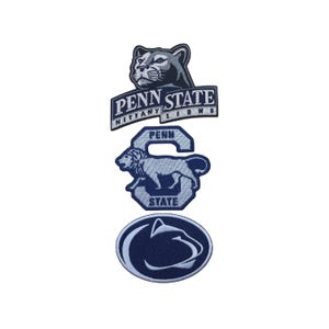 Op de afbeelding: Drie geborduurde patches met het Penn State Nittany Lions logo. De bovenste patch toont een poema-kop boven de woorden "Penn State Nittany Lions". De middelste patch is een blauwe "S" met een poema. De onderste patch is een marineblauwe ovaal met een poema.