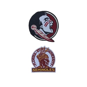 Puede incluir: Dos parches bordados con el logotipo de los Seminoles de Florida State. Un parche es un diseño circular con una cabeza de Seminole de perfil, y el otro es un parche circular con las palabras "Florida State University" y la palabra "Seminoles".
