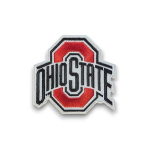 Può includere: Toppa ricamata con il logo della Ohio State University. Il design presenta una 'O' rossa e le parole 'OHIO STATE' in nero. La toppa ha un bordo bianco ed è destinata a vestiti o accessori.