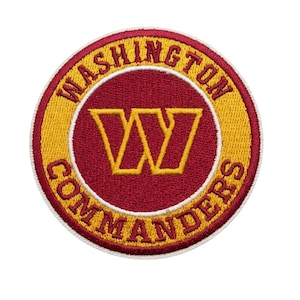 Puede incluir: Parche bordado circular con el logotipo de los Commanders de Washington. El parche tiene un centro burdeos con una "W" dorada y está rodeado por un anillo dorado con "WASHINGTON COMMANDERS" en letras burdeos. Un borde blanco completa el diseño.